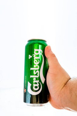 Bükreş, Romanya, 2021 'de bir kutu Carlsberg birası