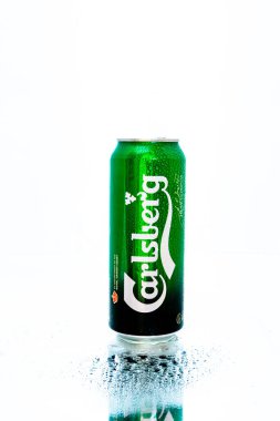 Bükreş, Romanya, 2021 'de bir kutu Carlsberg birası