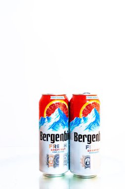 Bergenbier birası beyaza izole edilmiş. Romanya 'nın Bükreş kentinde 2021 yılında çekilen illüstrasyon fotoğrafı