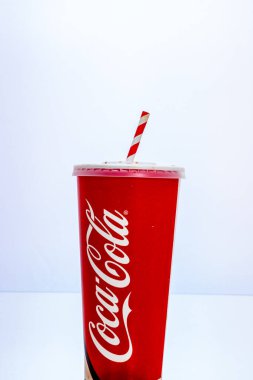 Coca Cola kağıt bardağı. Romanya 'nın Bükreş kentindeki stüdyoda illüstrasyon fotoğrafı, 2021