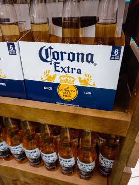 Corona Extra Birası şişeleri dünyanın en çok satan biralarından biri. Romanya, Bükreş, 2021 'de illüstrasyon editoryal fotoğraf çekimi