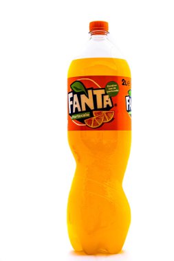 Beyaz arka planda izole edilmiş fanta plastik şişe. Romanya 'nın Bükreş kentinde 2021 yılında çekilen illüstrasyon fotoğrafı