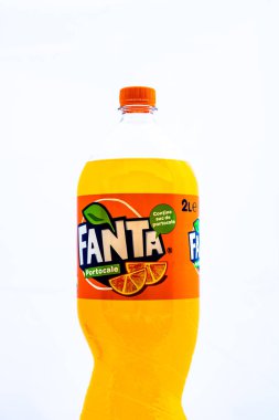 Beyaz arka planda izole edilmiş fanta plastik şişe. Romanya 'nın Bükreş kentinde 2021 yılında çekilen illüstrasyon fotoğrafı