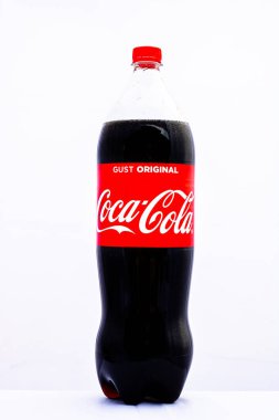 Beyaz arka planda izole edilmiş Coca-Cola plastik şişesi. Romanya 'nın Bükreş kentinde 2021 yılında çekilen illüstrasyon fotoğrafı