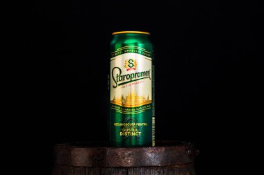 Bira fıçısında koyu arkaplanlı Staropramen birası. Romanya 'nın Bükreş kentinde 2021 yılında çekilen illüstrasyon fotoğrafı