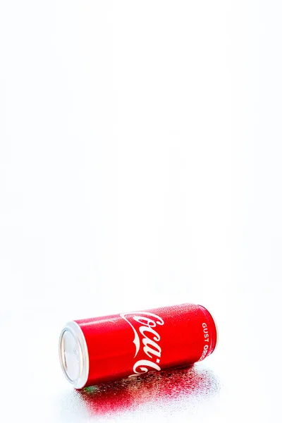 Vattendroppar Klassisk Coca Cola Burk Bukarest Rumänien 2021 — Stockfoto