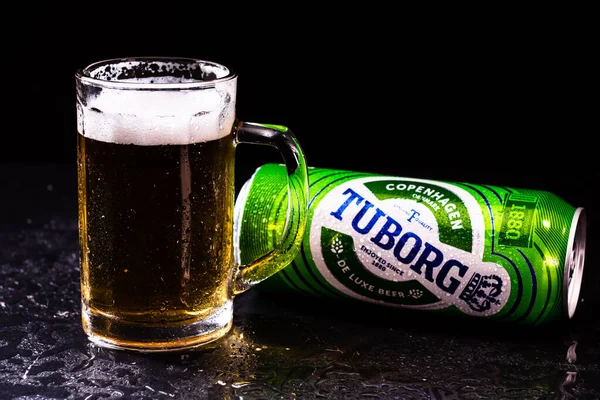 Lata Cerveja Tuborg Copo Cerveja Fundo Escuro Fotografia Editorial Ilustrativa — Fotografia de Stock