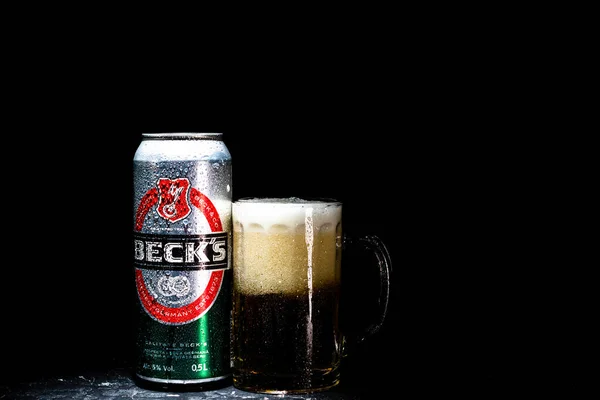 Lata Cerveza Beck Becks Vaso Cerveza Sobre Fondo Oscuro Foto — Foto de Stock