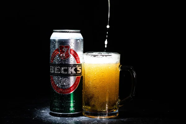 Lata Cerveza Beck Becks Vaso Cerveza Sobre Fondo Oscuro Foto — Foto de Stock