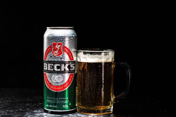 Canette Bière Beck Becks Verre Bière Sur Fond Sombre Photo — Photo