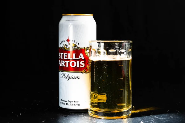 Canette Bière Stella Artois Verre Bière Sur Fond Sombre Photo — Photo