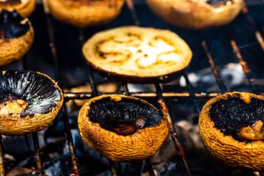 Lezzetli şampiyon mantarlar ve mangalda pişirilen sebzeler.