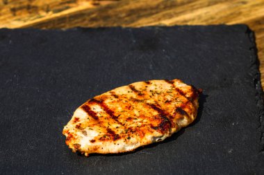 Köy arka planında leziz domuz bifteği ayrıntıları