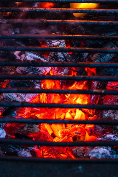 Churrasco Grill Pit Com Briquetes Carvão Quente Brilhante Flamejante — Fotografia de Stock
