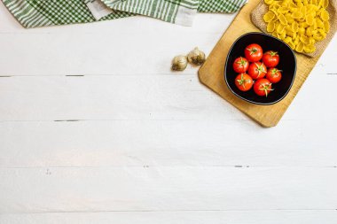 Makarna malzemeleri izole edildi. Çeri domates, makarna, sarımsak ve soğan.