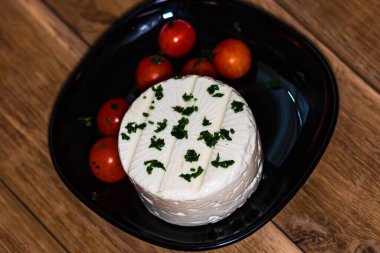 Lezzetli beyaz peynir, baharatlar ve domatesler.