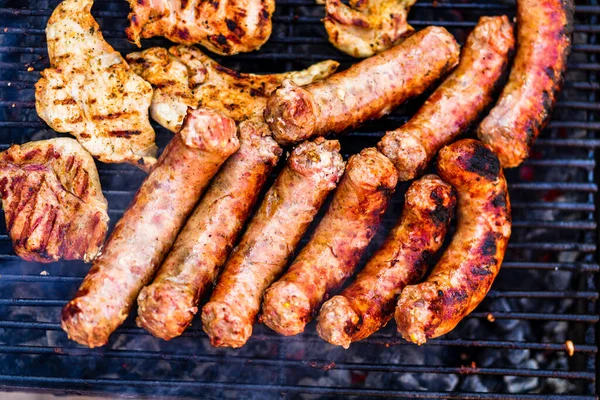 Grillezett Kolbász Sertésszelet Grillsütőn Grill Kertben — Stock Fotó