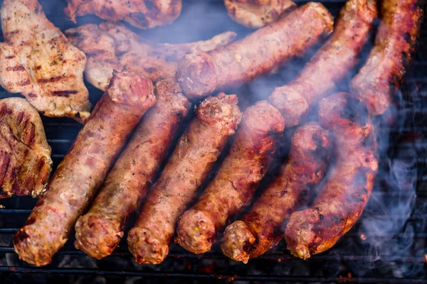 Griller Les Saucisses Les Côtelettes Porc Sur Barbecue Barbecue Dans — Photo