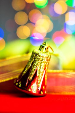 Dekorasyon ve bokeh ligths arkaplanlı Noel konsepti