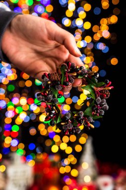 Bokeh lambalarına karşı Noel süslemesi yapmak