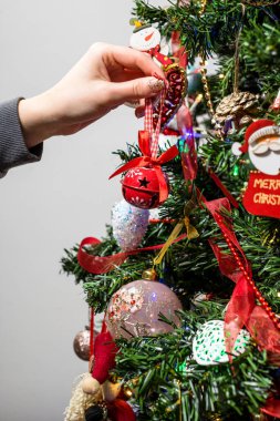 Noel ağacına Noel süsleri ve süsleri asmak