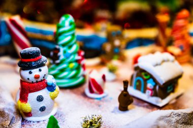 Mevsimlik dekorasyon ve süslemelerle Noel kompozisyonu