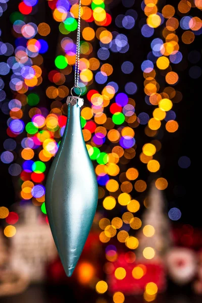 Het Houden Van Kerstversiering Tegen Bokeh Lichten Achtergrond — Stockfoto