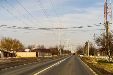 Targoviste, Romanya, 2021 'de arabalar trafikte.