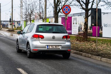 Targoviste, Romanya, 2021 'de arabalar trafikte.