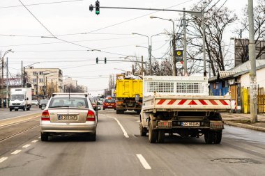 Arabanın ön camından geçen yol manzarası, Bükreş, Romanya, 2021 'de trafikte giden arabalar