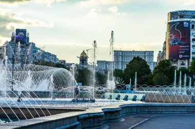 Bükreş şehir merkezindeki Unirii Meydanı 'ndaki çeşme. Bükreş, Romanya 'daki Unirii Bulvarı, 2021