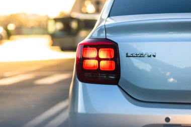 Şehrin şehir merkezinde trafik sıkışıklığında araçlar. Romanya 'nın başkenti Bükreş' te sabah akşam araba kirliliği ve trafik sıkışıklığı, 2021