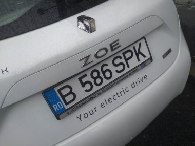 Yeni elektrikli araba, Beyaz Spark Renault Zoe sokakta. Romanya 'nın Bükreş kentinde otomobil paylaşım hizmeti, 2021