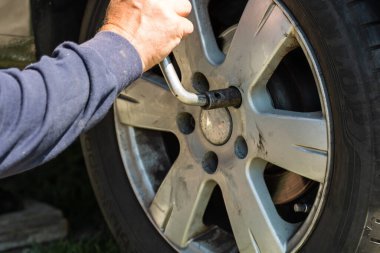 Romanya 'nın Bükreş kentindeki araba garajında araba tamircisi lastik değiştiriyor.