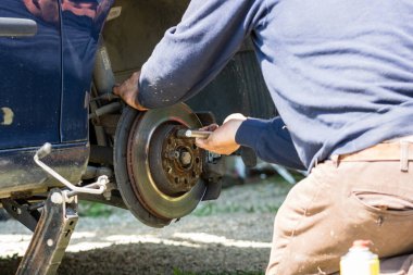 Romanya, Targoviste, 2021 'de bir arabanın frenleme ve onarım sistemi