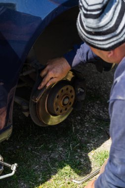 Romanya, Targoviste, 2021 'de bir arabanın frenleme ve onarım sistemi