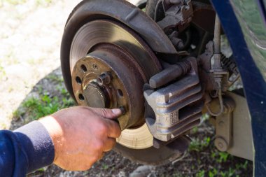 Romanya, Targoviste, 2021 'de bir arabanın frenleme ve onarım sistemi