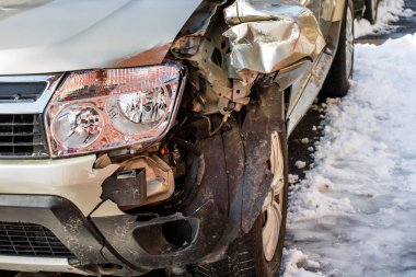 Çarpışan araba ve kaza yapan araç hasar görmüş. Romanya 'nın Bükreş kentinde 2021 yılında meydana gelen trafik kazası sonrasında ezilen metal ve plastikler