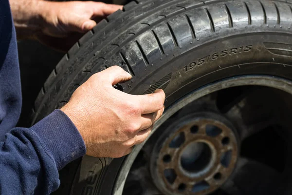 Meccanico Auto Cambiando Ruota Pneumatico Chiave Presso Garage Auto Bucarest — Foto Stock