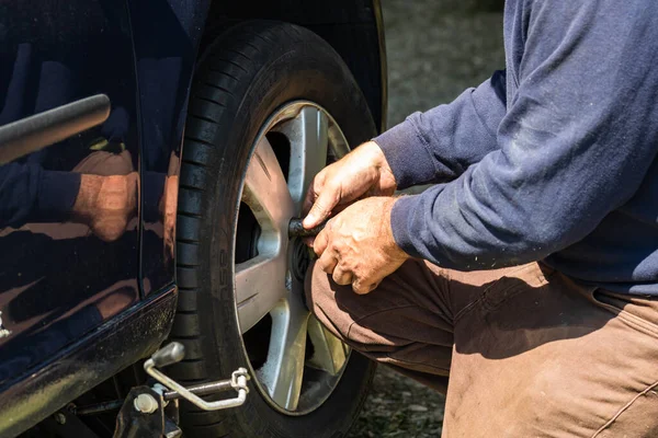 Auto Meccanico Avvitando Svitando Ruota Auto Con Chiave Inglese Garage — Foto Stock