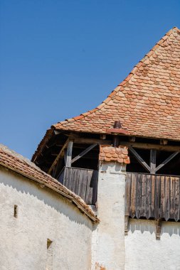 Ortaçağ kilisesinin mimari detayları. Transilvanya 'daki UNESCO miras alanındaki güçlendirilmiş Viscri Kilisesi manzarası. Romanya, 2021.