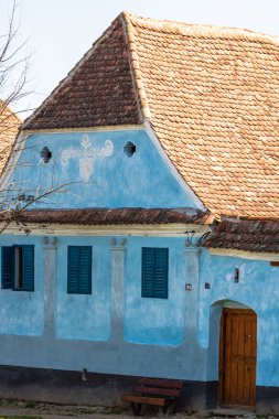 Romanya 'daki Viscri köyünün manzarası. Romanya 'nın Viscri kentindeki ortaçağ Sakson köyündeki geleneksel evleri boyamış.