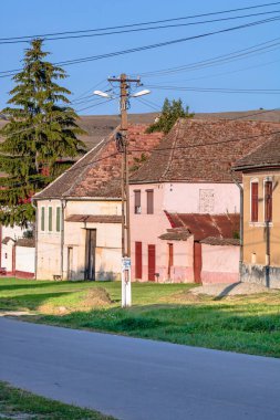 Romanya 'daki Viscri köyünün manzarası. Romanya 'nın Viscri kentindeki ortaçağ Sakson köyündeki geleneksel evleri boyamış.