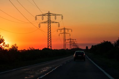 Trafiğin en yoğun olduğu saatte. Bükreş, Romanya, 2021 'de trafik sıkışıklığı, gün batımında yola çıkan arabalar