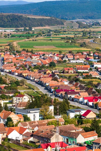 Rupea, Romanya 'daki tepeler, binalar, sokaklar, bitki örtüsü ve çevresiyle şehir merkezinin havadan görünüşü, 2021