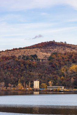 Tuna nehri ve Orsova şehir bitki örtüsü ve binaları, deniz manzarası. Orsova, Romanya, 2021