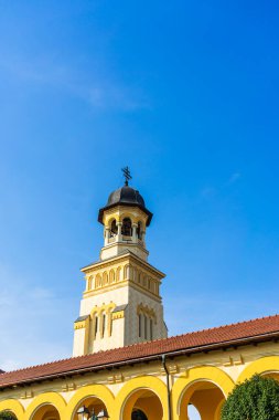 Romanya 'nın Alba Iulia kentinde güneşli bir günde Ortodoks Katedrali manzarası, 2021