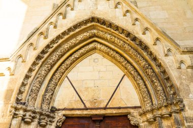 Zarif cephe binasının mimari detaylarını kapat.