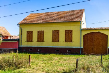 Barcut, Bekokten, Transilvanya, Romanya 'da tipik kırsal alan ve kır evleri, 2021.