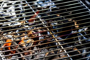 Işıl ışıl yanan ızgara ocağı. Kırmızı alevler, kömür kömürleri ve közlerle birlikte.